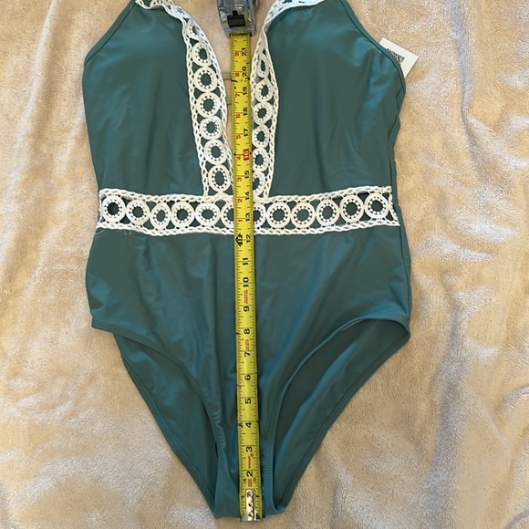 Cupshe swimsuit - Picture 10 of 12